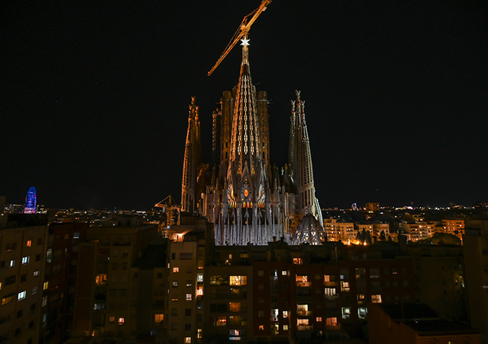 Foto DE ALTA EFICIENCIA ENERGÉTICA Y A 138 METROS DE ALTURA, ASÍ ES LA LUZ DE LA NUEVA ESTRELLA DE LA SAGRADA FAMILIA.